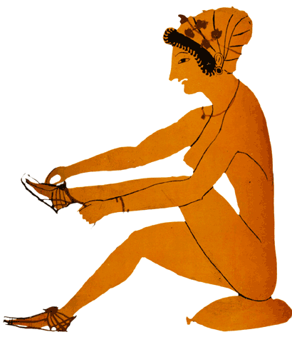 Une femme attache ses sandales. Remarquons ses bijoux : boucles d'oreilles, collier et bracelet. 