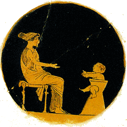 L'enfant, installé sur un petit siège, bénéficie de toute l'attention de sa mère.