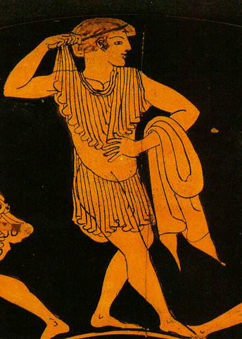 jeune guerrier ajuste un chiton court avant d'endosser   sa cuirasse.